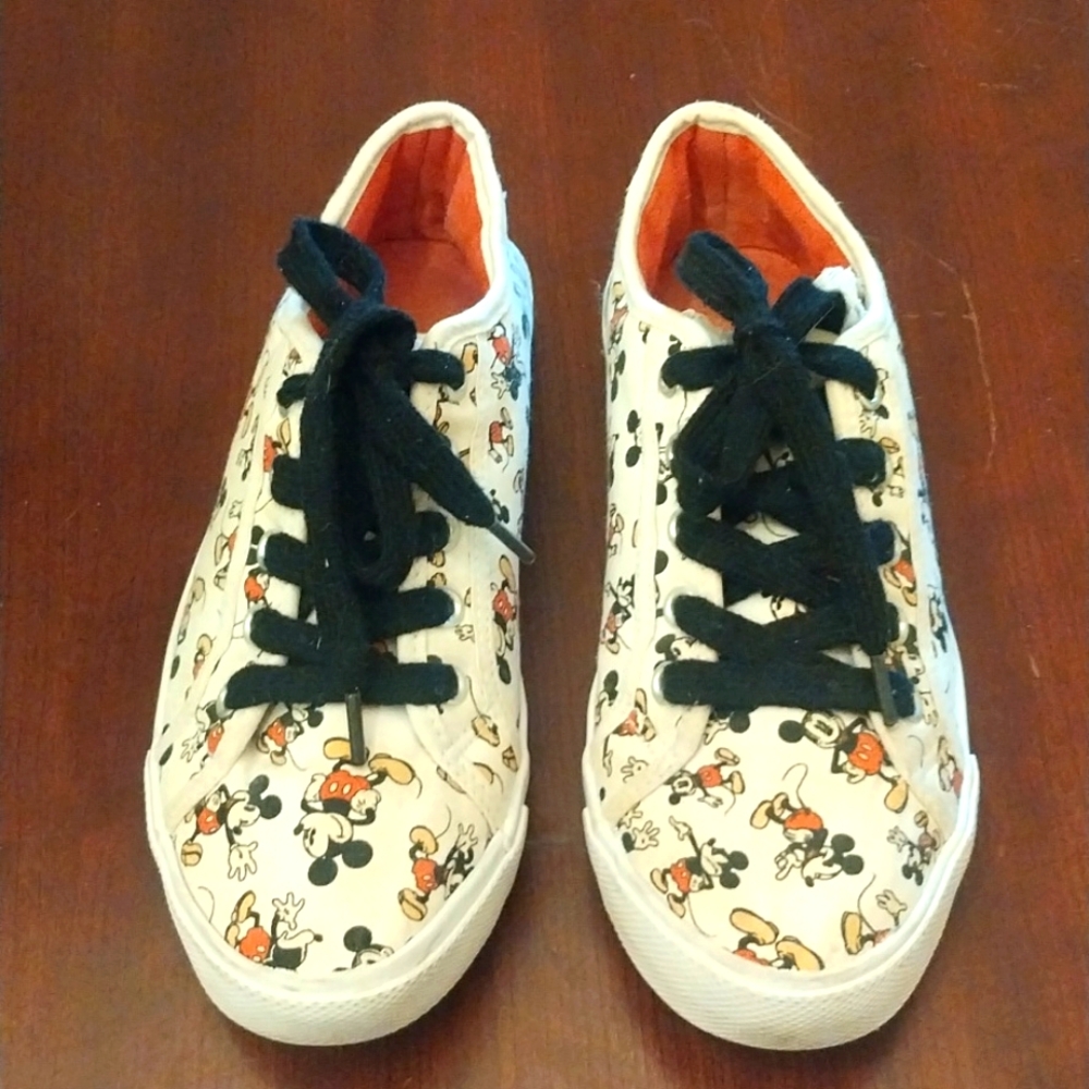White Mickey Mouse print tennis shoes for women
